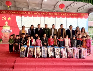 Ngày 16/12/2022 Trường MN Thượng Bình nhận được sự quan tâm, ủng hộ của Ban chỉ huy quân sự huyện Bắc Quang đã đến thăm và tặng chăn ấm cho các cháu.